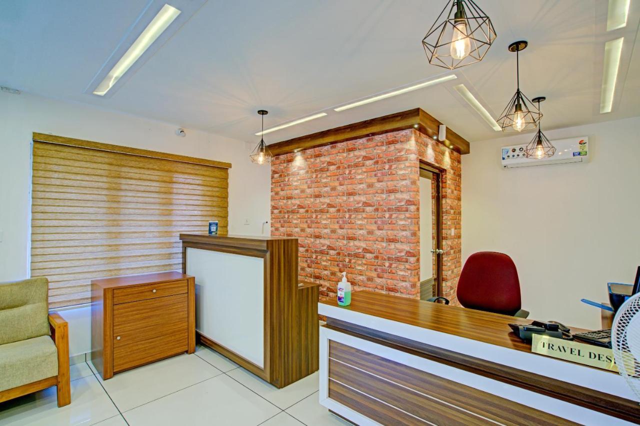 Отель Vaccinated Staff- Capital O 74715 Phoenix Holidays Коччи Экстерьер фото